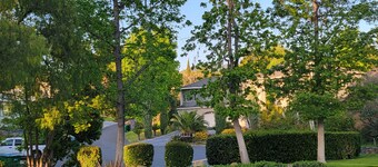 Beautifully  furnished 2nd floor  private 1 bedroom apt&kitchen& double GE range