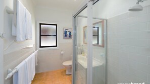 Shower - Oceanside - Pet Friendly Beachside Accommodation (AVOCA BEACH)