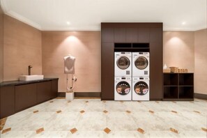 A laundry room with a washing machine and dryer, a sink, and a cabinet. - Hualong Lidu Boutique Hotel (Hui County Gongcheng Avenue) (Huixian)