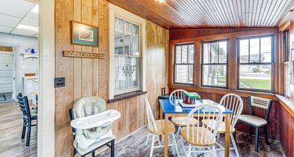 Twin Lakes Cottage: Walk to Elizabeth Lake!