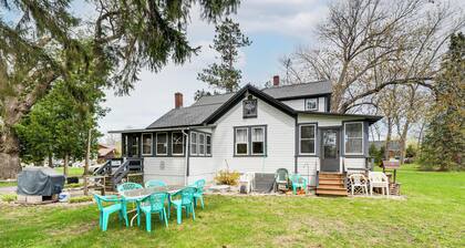 Twin Lakes Cottage: Walk to Elizabeth Lake!