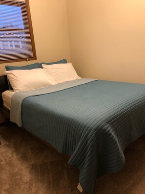 2 bedrooms, desk, WiFi, bed sheets