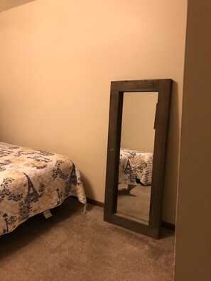 2 bedrooms, desk, WiFi, bed sheets