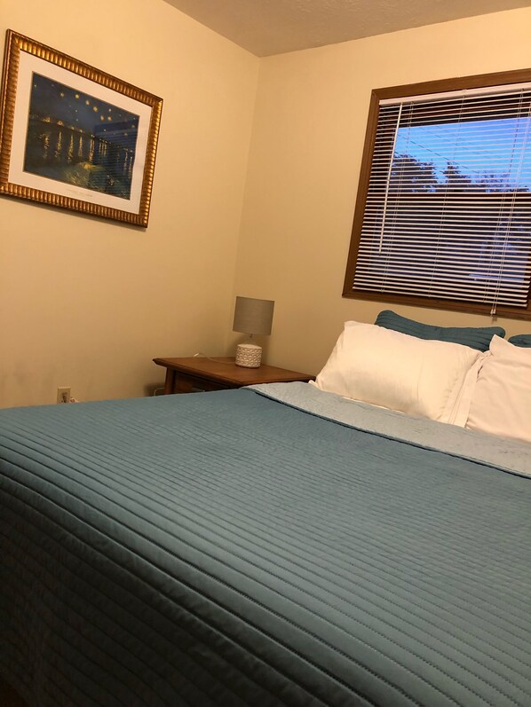 2 bedrooms, desk, WiFi, bed sheets