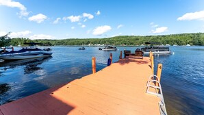 Un muelle de madera se extiende sobre aguas tranquilas, con varias embarcaciones amarradas.