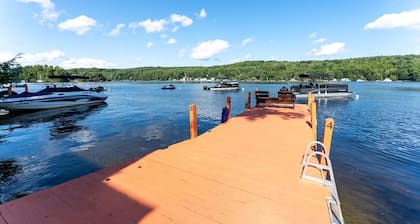 NEW Lakeside Haven: Sleeps12| HotTub |Private Dock