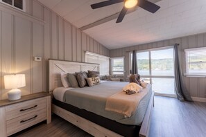 3 bedrooms, iron/ironing board, free WiFi, bed sheets - NEW Lakeside Haven: Sleeps12| HotTub |Private Dock (Alton)