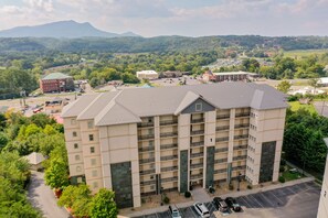 Situated in a scenic area with mountains, this hotel offers a modern architectural design and lush surroundings.