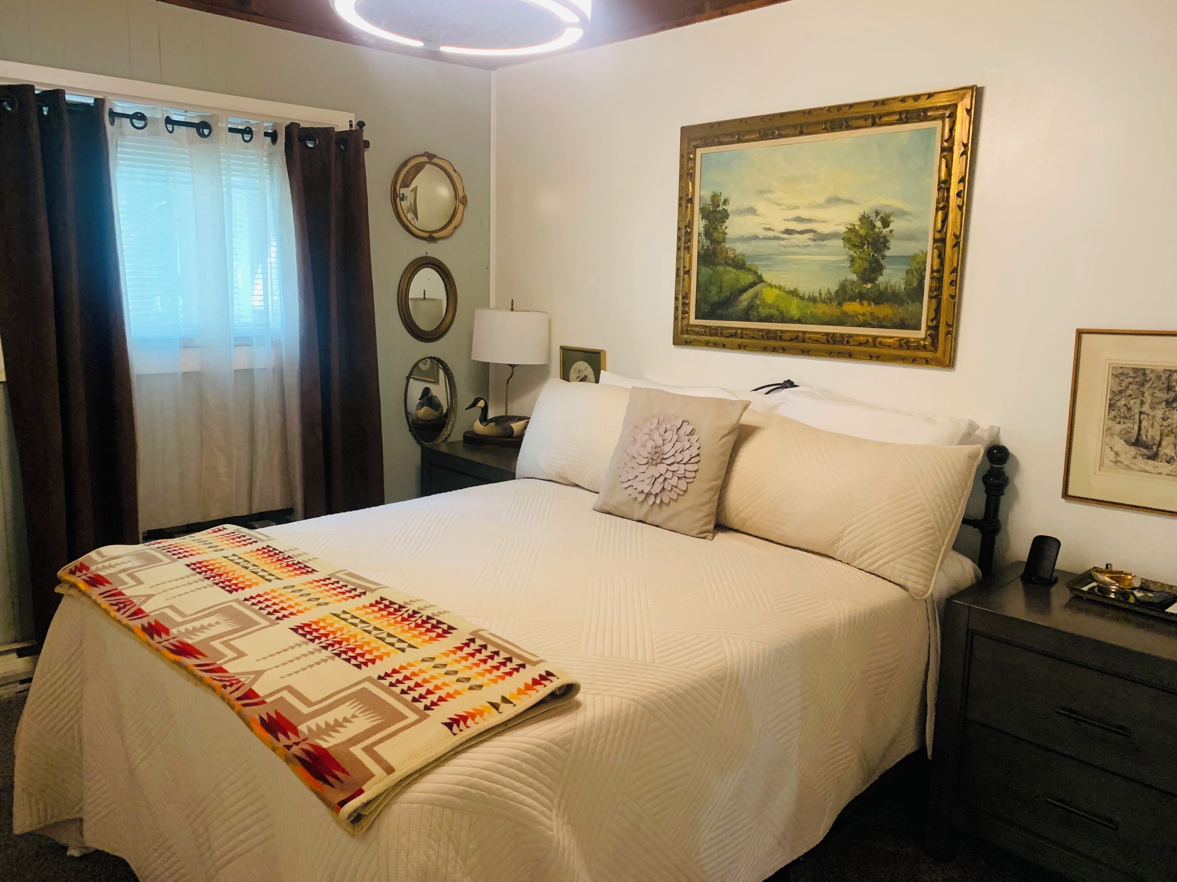 3 bedrooms, desk, iron/ironing board, travel crib