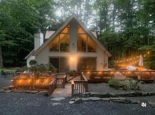 HOT TUB, Lakes, Ski Hill, Golf, Game Room & Endless Foliage, Dog friendly 