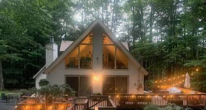 HOT TUB, Lakes, Ski Hill, Golf, Game Room & Endless Foliage, Dog friendly