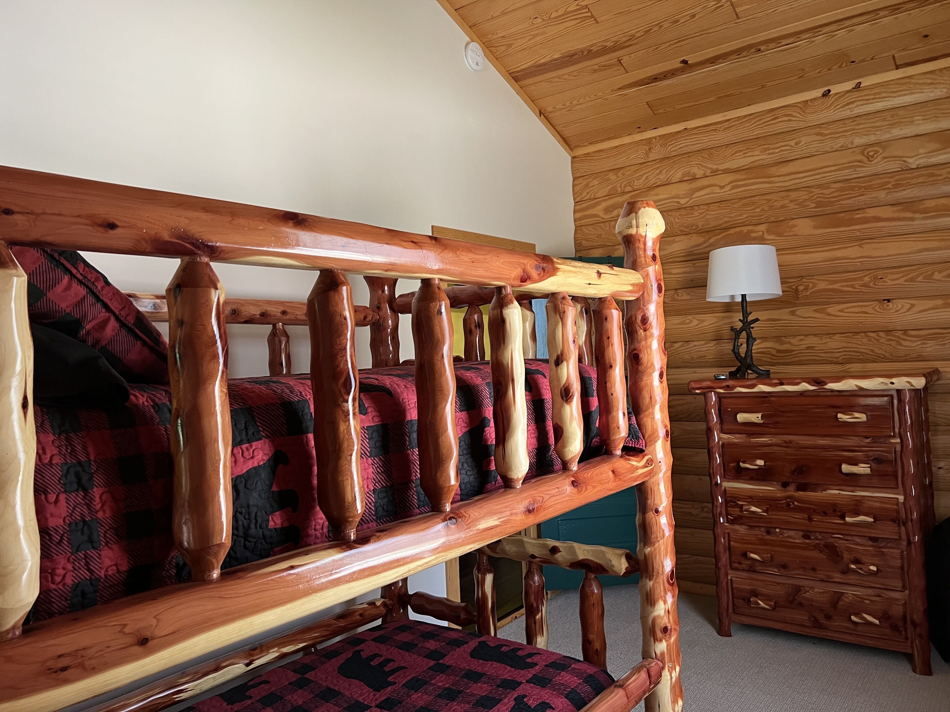 2 slaapkamers, een strijkplank/strijkijzer, reisbedje, gratis wifi