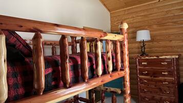 2 slaapkamers, een strijkplank/strijkijzer, reisbedje, gratis wifi