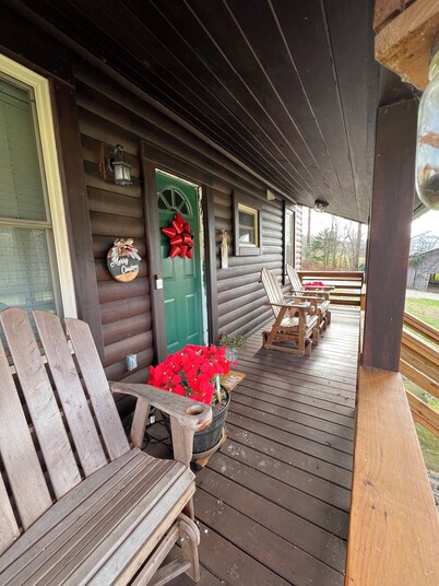 Country log cabin in beautiful middle Tennessee