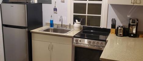 Jääkaappi, mikroaaltouuni, uuni, liesi