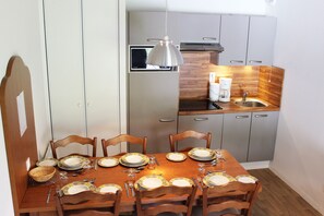 Køleskab, mikrobølgeovn, kogeplade, opvaskemaskine