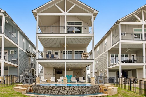 Lakefront house w/pool, kayaks, ping-pong, gas grill, & paddle boards