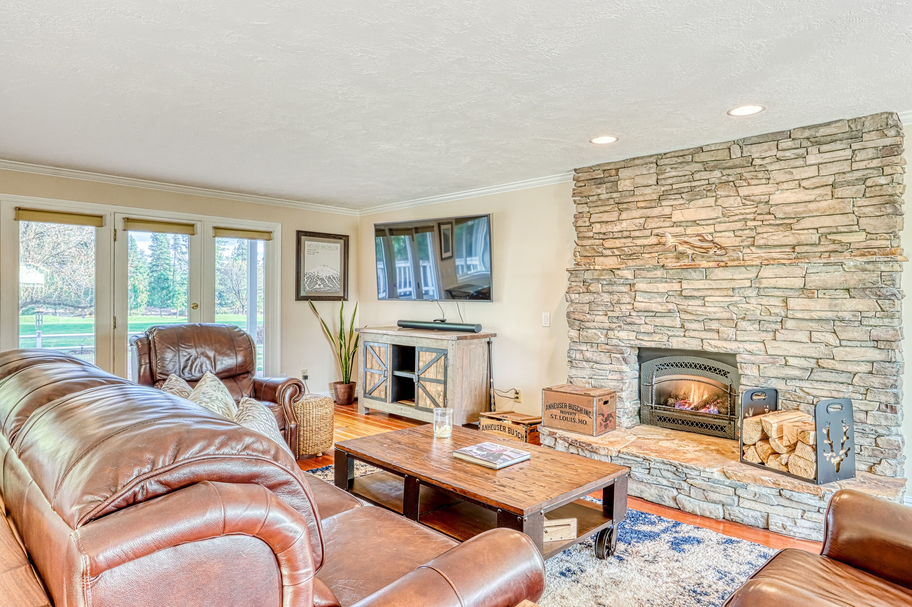 Tv, eldstad, bordsfotboll och ett bordtennisbord