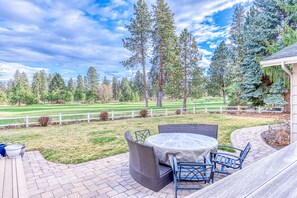 Outdoor dining - Spacious Home - Golf Course Views, Central AC, WiFi & Alfresco Living (Bend)