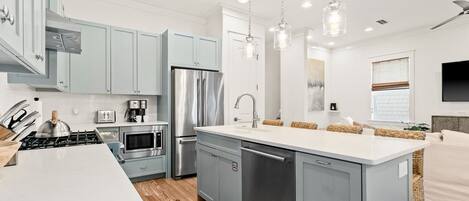 Refrigerador, microondas, horno y parrilla de estufa