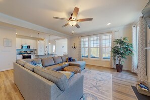 TV, caminetto, libri