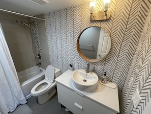 Baignoire, sèche-cheveux, serviettes fournies, savon