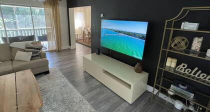 Only 8 Minutes from Seagate Beach, Spacious 3BR 2BA Naples Condo Prime Location