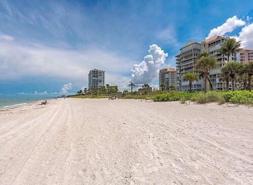 Only 8 Minutes from Seagate Beach, Spacious 3BR 2BA Naples Condo Prime Location