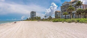 Only 8 Minutes from Seagate Beach, Spacious 3BR 2BA Naples Condo Prime Location