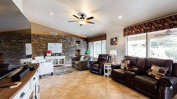 Televisio, DVD-soitin, kirjoja