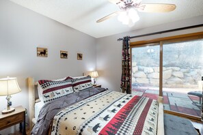 2 bedrooms, iron/ironing board, free Internet, bed sheets - 2-story townhouse + loft with fast WiFi, wood fireplace & great location (Durango)