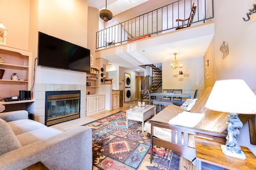 2-story townhouse + loft with fast WiFi, wood fireplace & great location