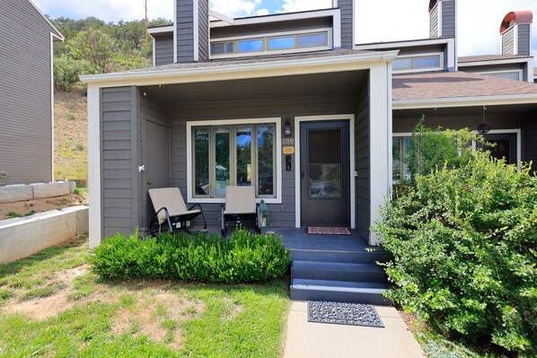 Exterior - 2-story townhouse + loft with fast WiFi, wood fireplace & great location (Durango)
