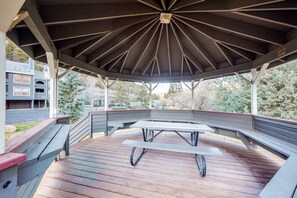 Outdoor dining - 2-story townhouse + loft with fast WiFi, wood fireplace & great location (Durango)