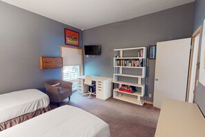 2 bedrooms, internet, bed sheets - First-Floor Condo with Shared Hot Tub, WiFi, Gas Fireplace, and Full Kitchen (Steamboat Springs)