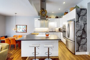 Refrigerador, microondas, horno, placa de cocina