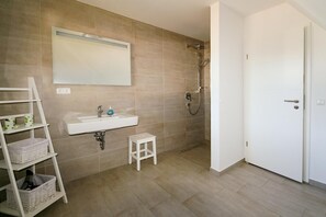 Douche, serviettes fournies