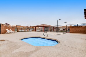 Lämmitetty uima-allas