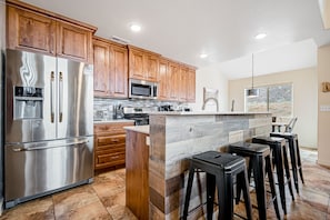 Fridge, microwave, oven, stovetop - Lovely Condo With Cozy Fireplace & Mountain Views - Great Location (Moab)