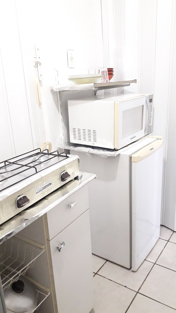 Geladeira, micro-ondas, cooktop, liquidificador