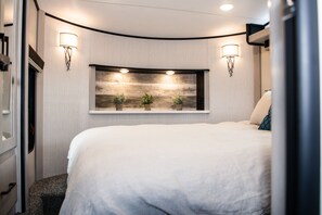 1 bedroom, WiFi, bed sheets - Luxury Glamping on Elm Creek Ranch (Bertram)