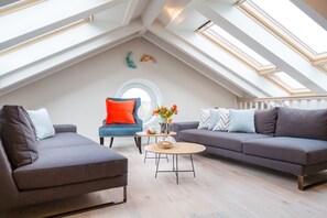 Fernseher, Kamin, Stereoanlage