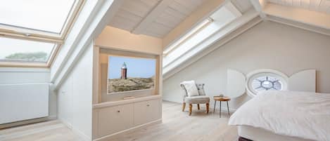 3 bedrooms, in-room safe, iron/ironing board, WiFi