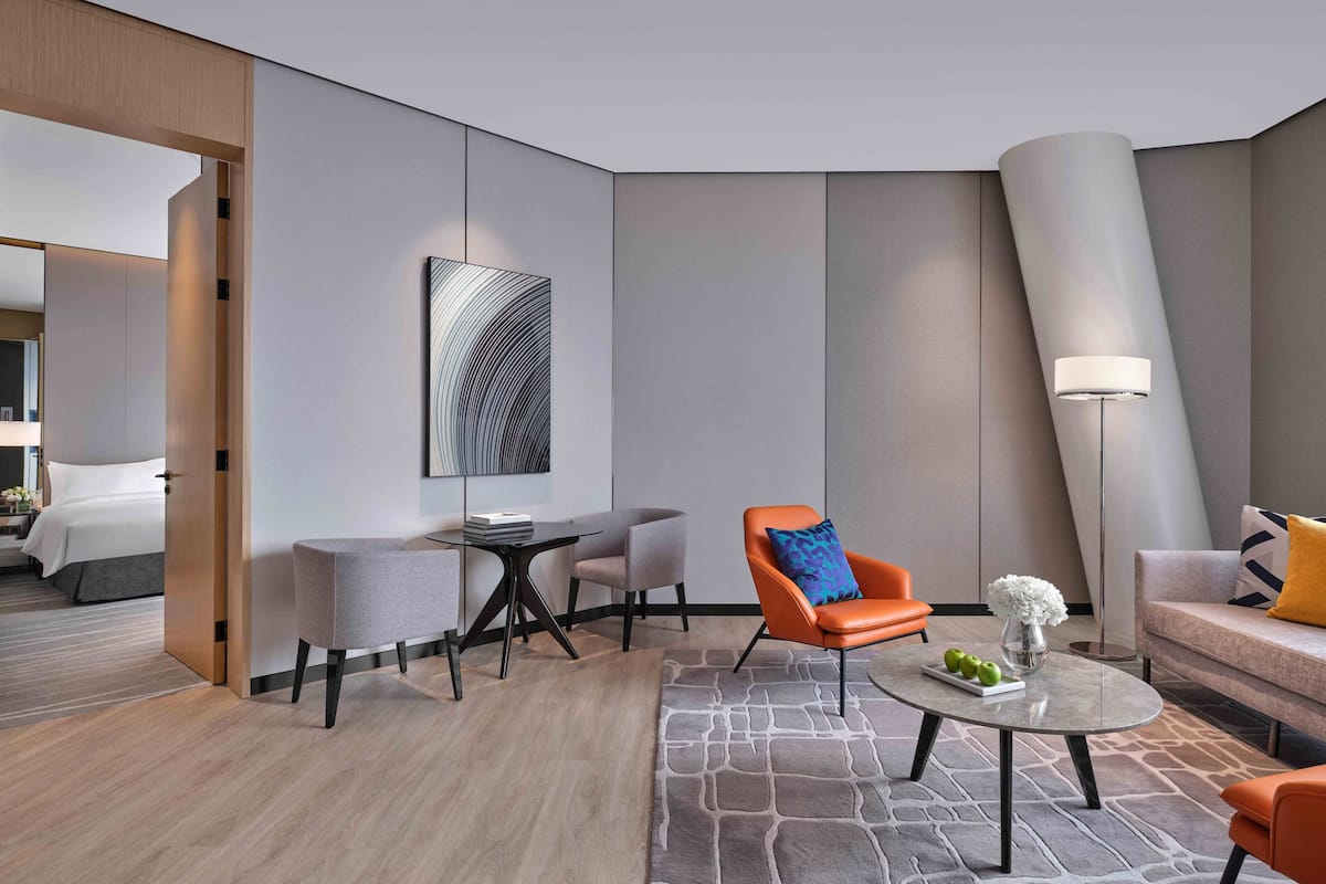 Business Suite, 1 Queen Bed | 1 bedroom, premium bedding, minibar, desk