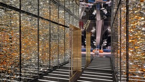 Un interior moderno con superficies reflectantes y suelo a rayas.