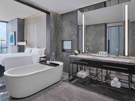 個別の浴槽とシャワー、レインフォールシャワー、デザイナーバスアメニティ、ヘアドライヤー