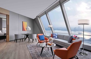 スーペリア スイート クイーンベッド 1 台 | 高級寝具、ミニバー、デスク、防音設備