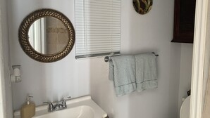 Ducha, secador de pelo, toallas, jabón