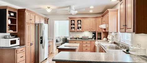 Kylskåp, mikrovågsugn, ugn och spishäll