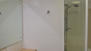 Combined shower/tub - Jubilee Apartment 12 (SOUTH WEST ROCKS)